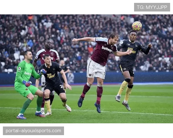 曼联对阵西汉姆联1-1：客场连续三场不胜铁锤帮的战术匹配问题